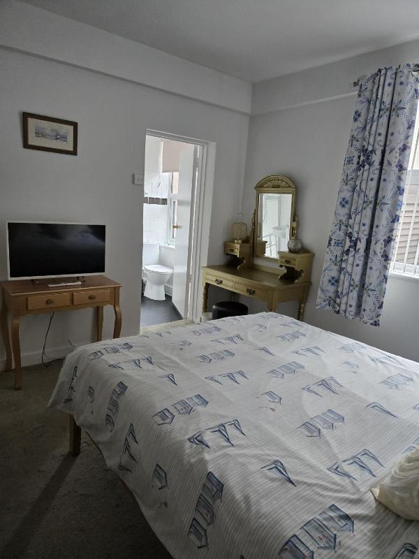 Superior King Room image 3