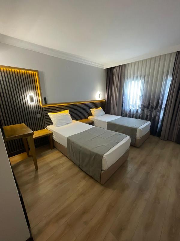 Standard Room with Garden View image 4