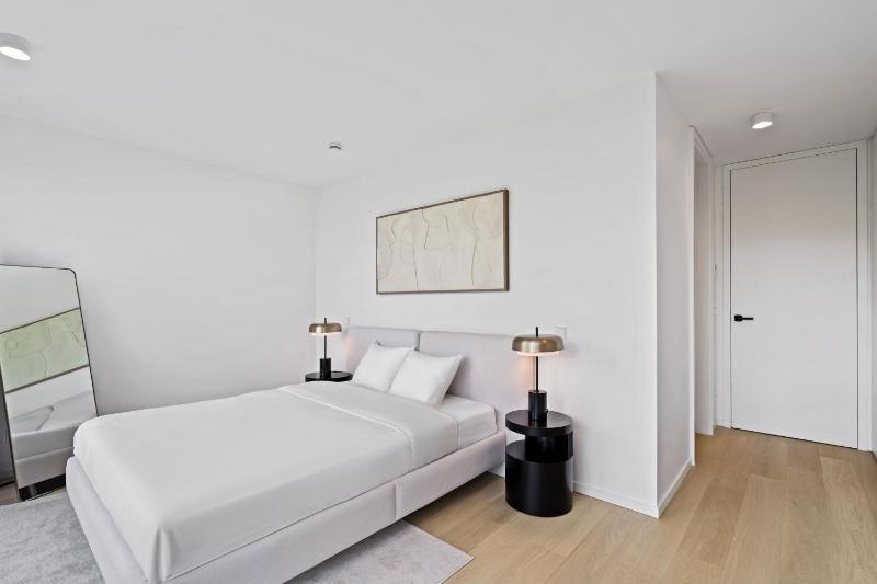 Stylish Downtown Escape with Comforts - image 4