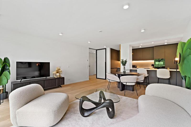 Stylish Downtown Escape with Comforts - image 6