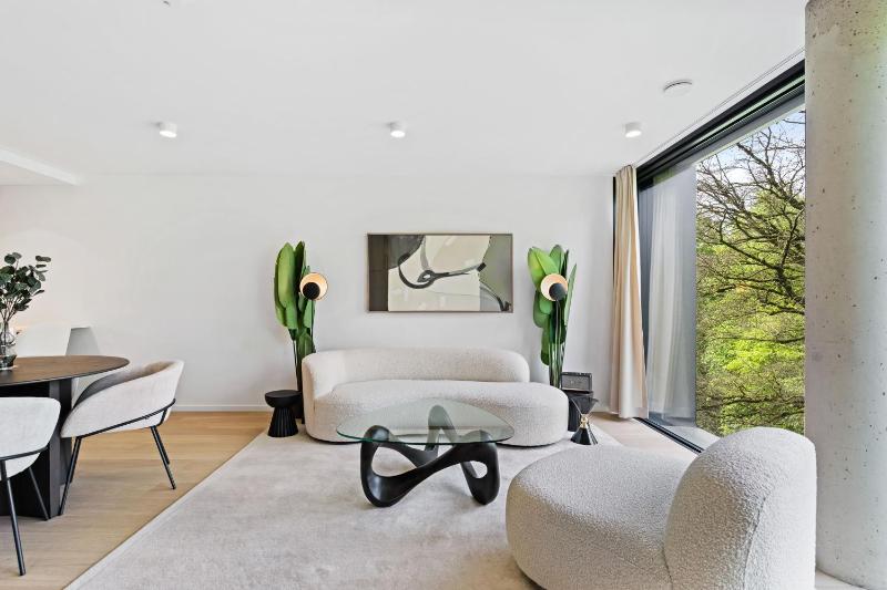 Stylish Downtown Escape with Comforts - image 5