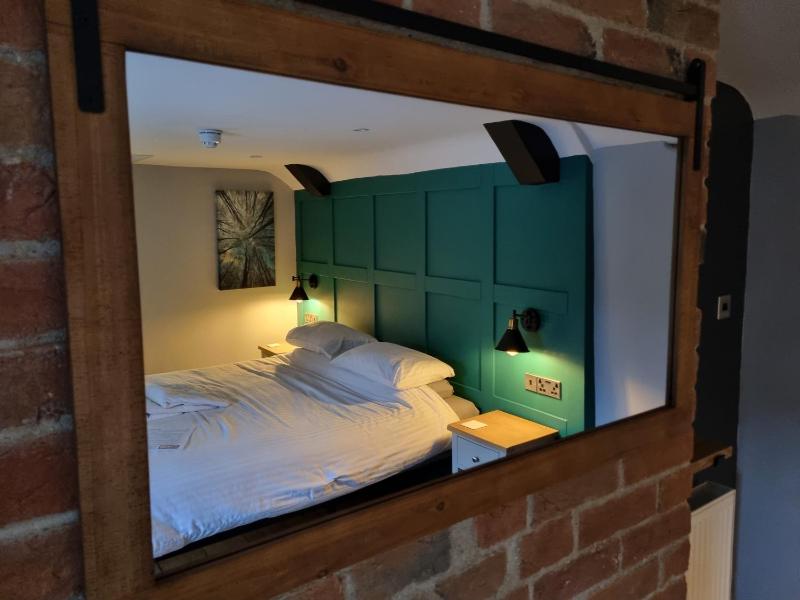 Superior King Room image 3