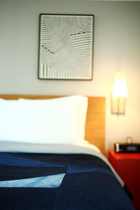 Deluxe King Room image 4