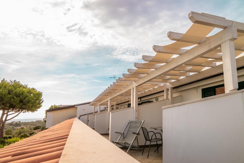 One-Bedroom Apartment (3 Adults) with Sea View image 3