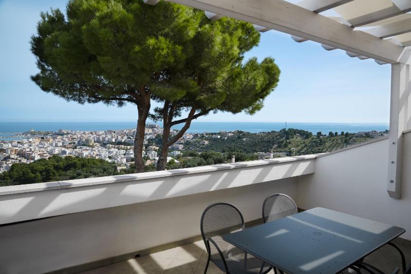One-Bedroom Apartment with Sea View image 4
