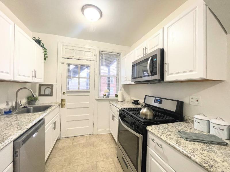 (49.1E) Garden style studio @ Forest Park & City! - image 6
