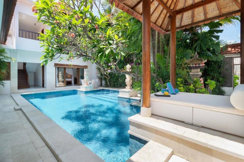 Super Value 3 Bed Central Seminyak Walk to Beach - image 39