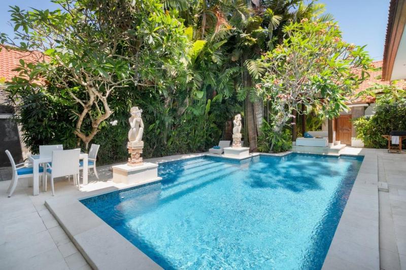 Super Value 3 Bed Central Seminyak Walk to Beach - image 41