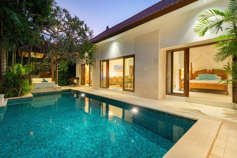Super Value 3 Bed Central Seminyak Walk to Beach - image 2