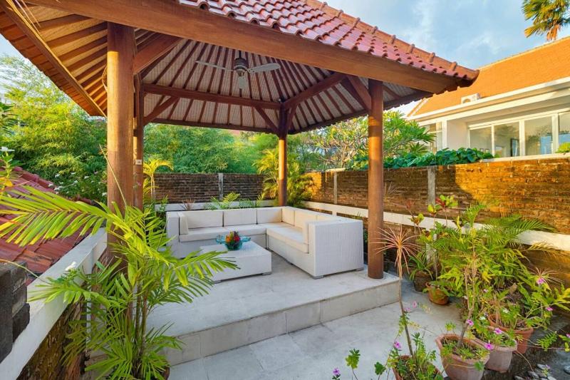 Super Value 3 Bed Central Seminyak Walk to Beach - image 4