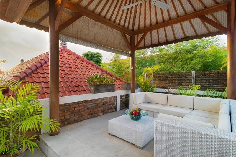Super Value 3 Bed Central Seminyak Walk to Beach - image 10
