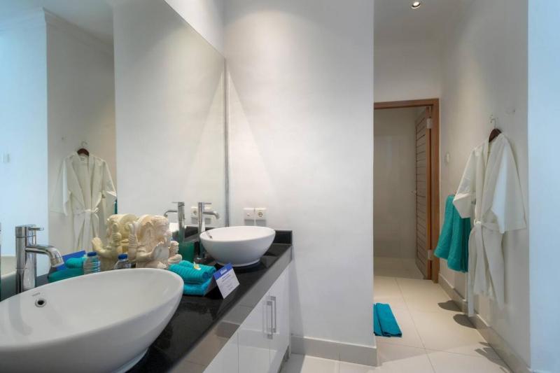 Super Value 3 Bed Central Seminyak Walk to Beach - image 18