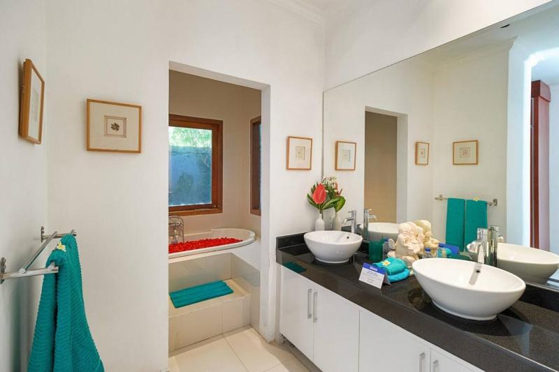 Super Value 3 Bed Central Seminyak Walk to Beach - image 25