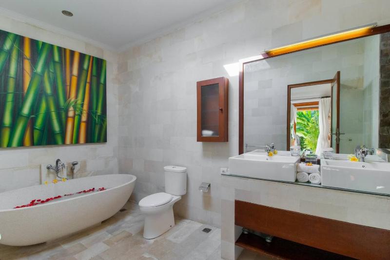 Villa Istana 1 - Heart of Seminyak 2Br Sleeps 4 - image 32