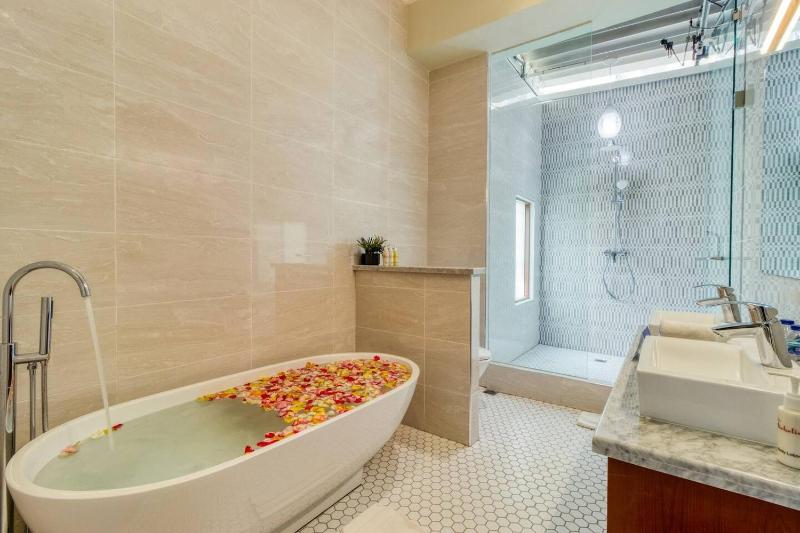 Super 4 Bed Sleeps 8 Just 300m walk from Beach - image 17