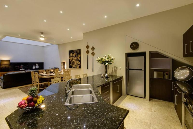 Super 4 Bed Sleeps 8 Just 300m walk from Beach - image 35