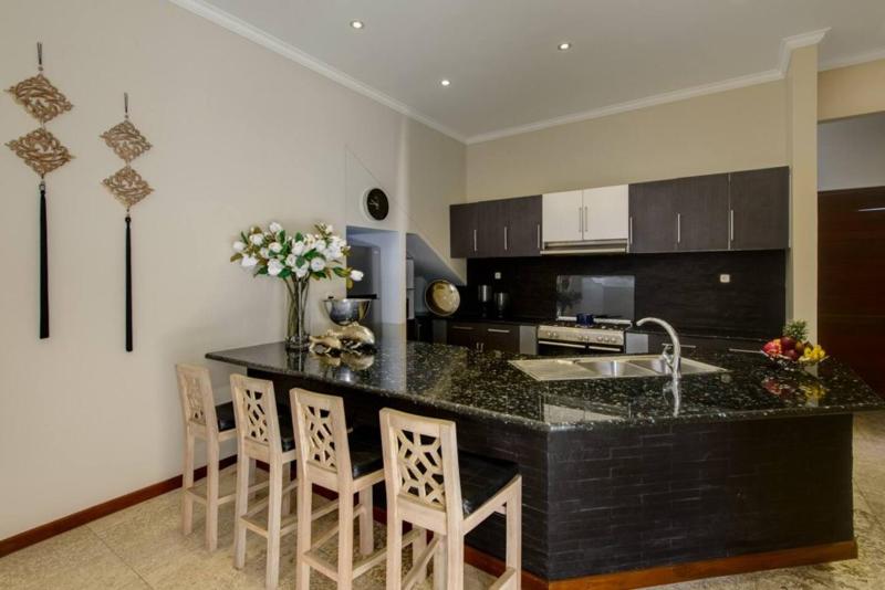 Super 4 Bed Sleeps 8 Just 300m walk from Beach - image 32