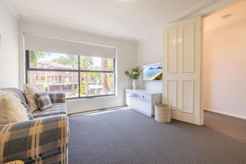 Florentine 8 11 Columbia Close - opposite the beach with Air con and water views - image 21