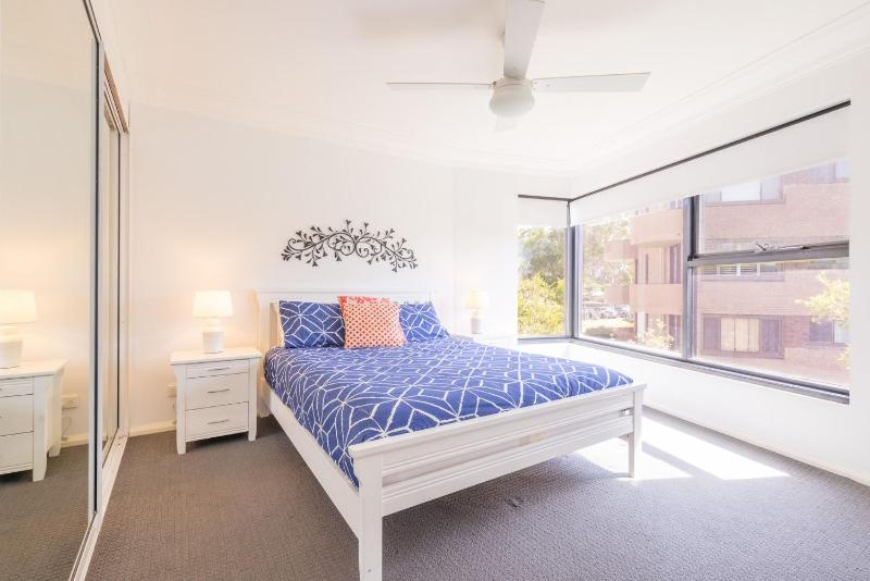 Florentine 8 11 Columbia Close - opposite the beach with Air con and water views - image 24