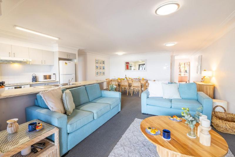 Florentine 8 11 Columbia Close - opposite the beach with Air con and water views - image 7