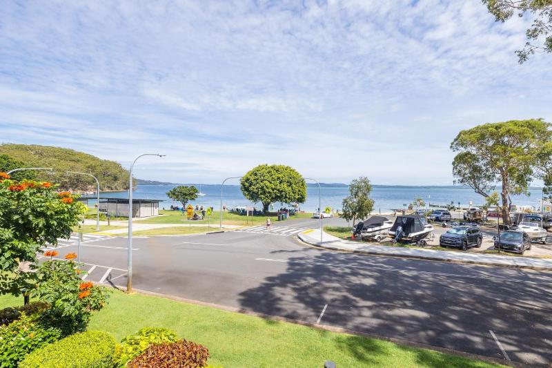Florentine 8 11 Columbia Close - opposite the beach with Air con and water views - image 9