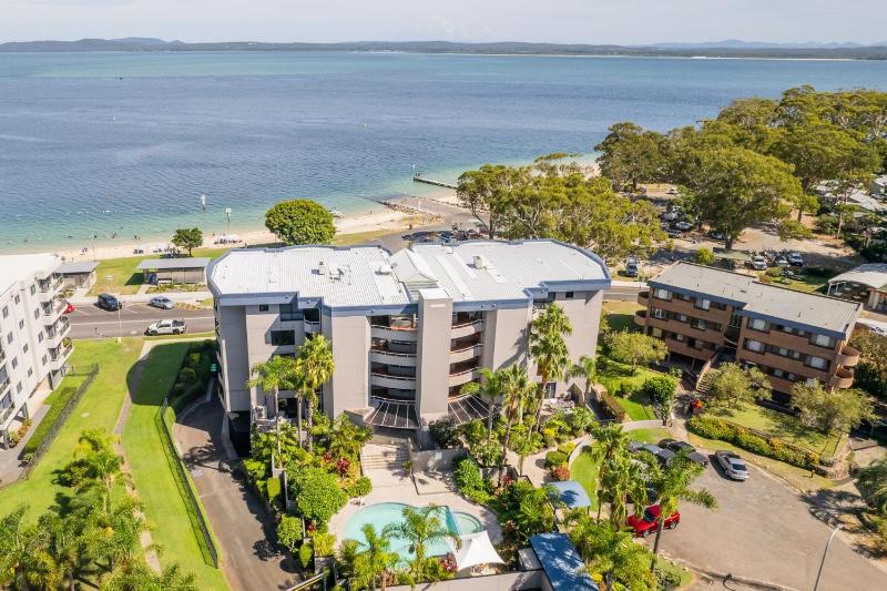 Florentine 8 11 Columbia Close - opposite the beach with Air con and water views - image 25