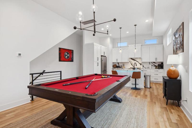 Sleek Multi-Level Stay Rooftop Views & Pool Table - image 1