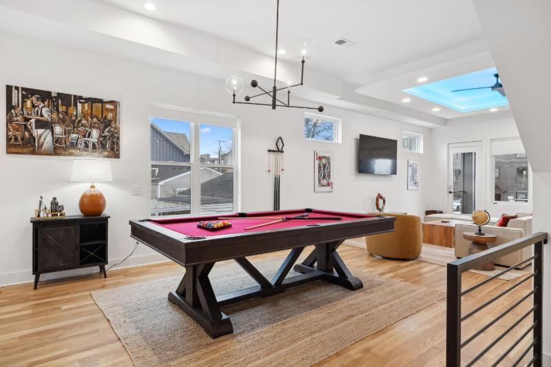 Sleek Multi-Level Stay Rooftop Views & Pool Table - image 3