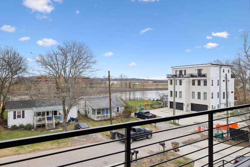Sleek Multi-Level Stay Rooftop Views & Pool Table - image 4