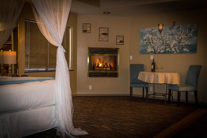 Honeymoon Suite image 3