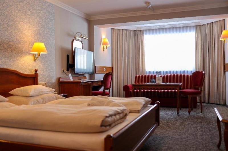 Standard Double Room image 3