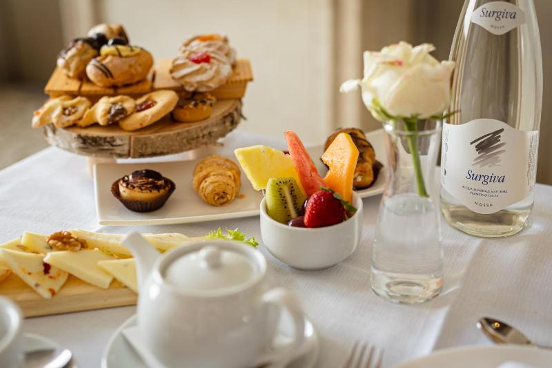 Deluxe Double or Twin Room image 4