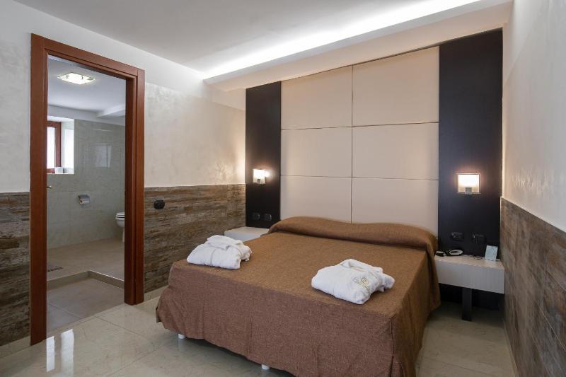 Deluxe Double or Twin Room image 2