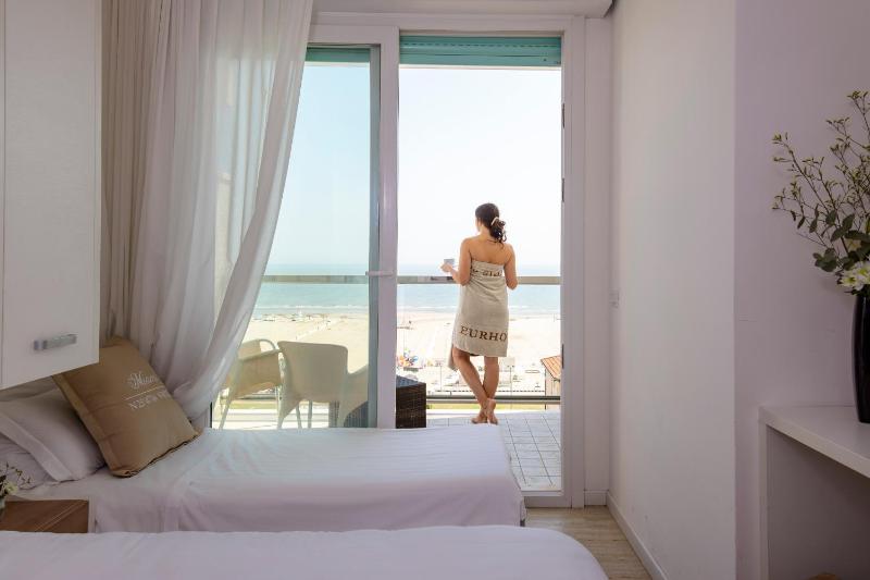 Double or Twin Room with Frontal Sea View image 2