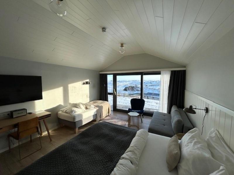 Family Room image 3