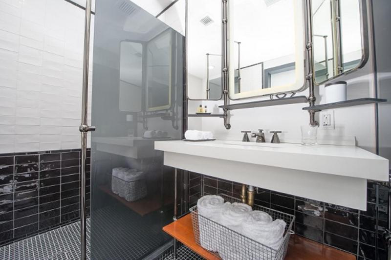 King Room with Roll-In Shower - Disability Access image 1