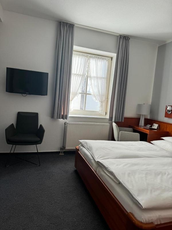 Small Double Room image 3
