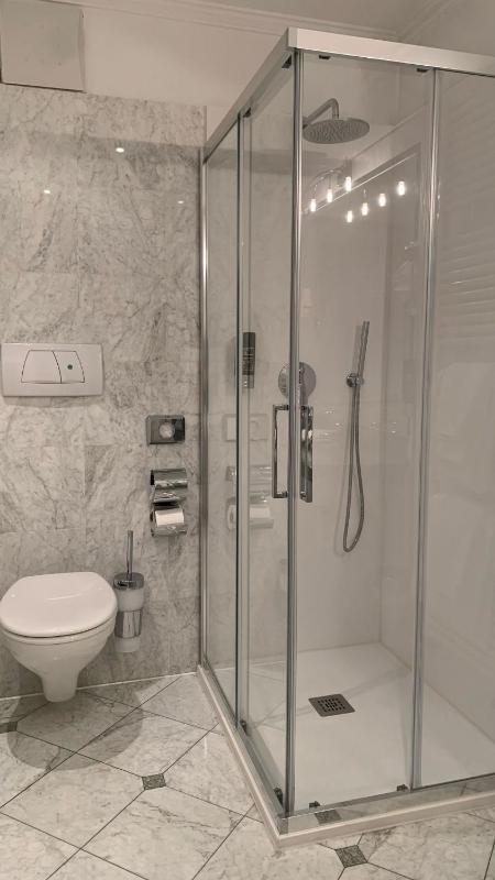 Queen Room with Pool View image 1