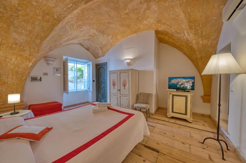 Classic Double Room image 2