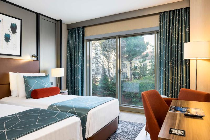 Deluxe City View Room image 3