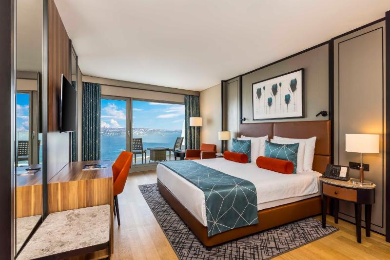 Deluxe Bosphorus View Room with Balcony image 1