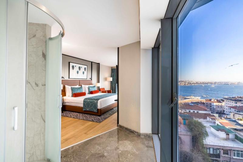 Superior Bosphorus View Room with Balcony image 3