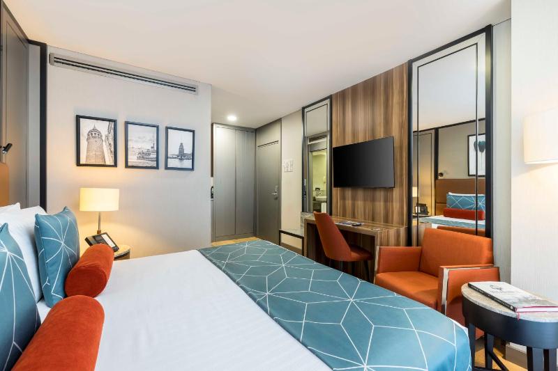 Deluxe Partial Sea View Room image 3