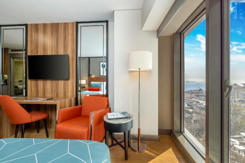 Deluxe Partial Sea View Room image 1