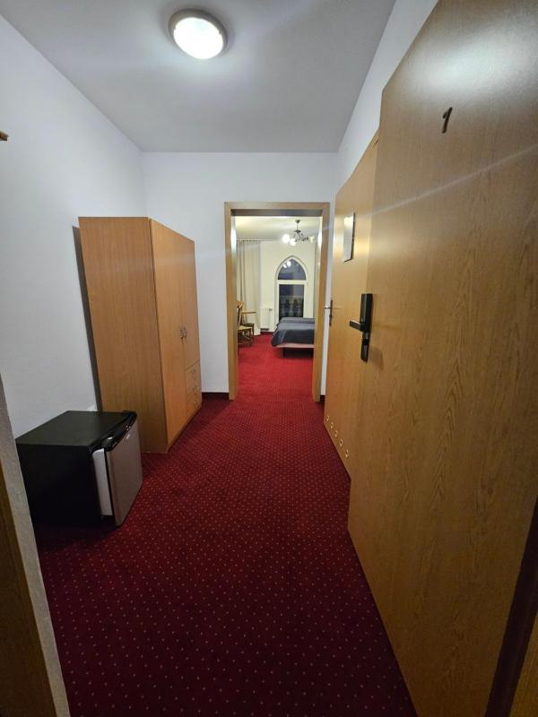 Twin Room image 4