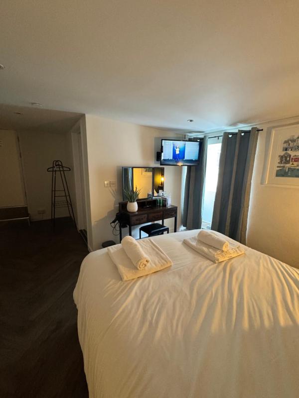 Superior King Room image 4