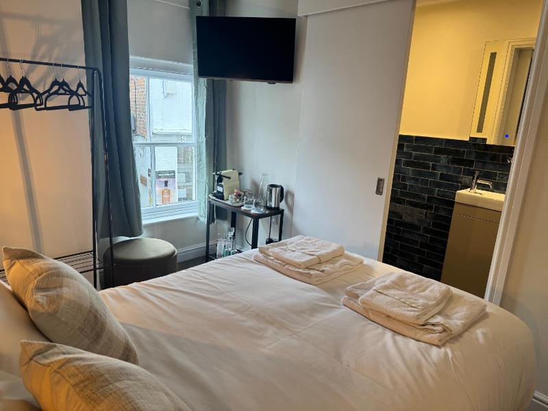 Budget Double Room image 3
