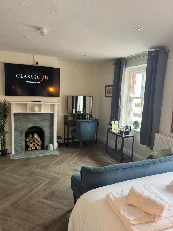 Deluxe Double Room with Bath image 3