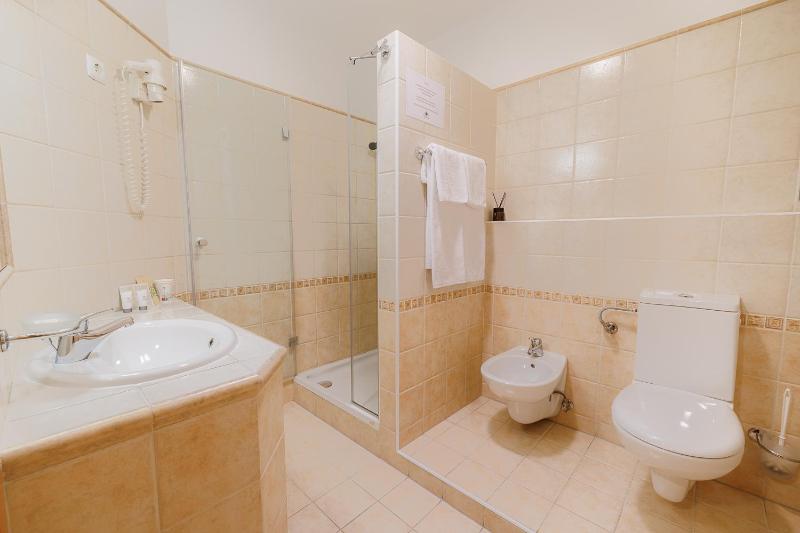 Double Room with Extra Bed image 3