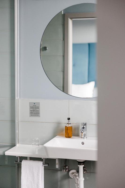 Single Room image 3